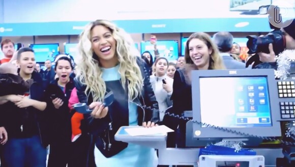 Beyoncé surpreendeu os seus fãs na cidade de Tewksbury, em Massachusetts, nos Estados Unidos, em 23 de dezembro de 2013