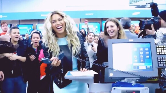 Beyoncé aparece de surpresa em loja e banca a Mamãe Noel para os fãs