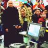 Beyoncé fez uma surpresa e anunciou no áudio da loja que bancaria US$ 50 das compras de todas as pessoas que estavam no local, em 23 de dezembro de 2013