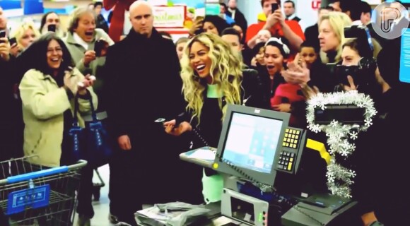 Beyoncé fez uma surpresa e anunciou no áudio da loja que bancaria US$ 50 das compras de todas as pessoas que estavam no local, em 23 de dezembro de 2013