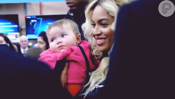Beyoncé esteve em uma loja Walmart para bancar a Mamãe Noel, em 23 de dezembro de 2013