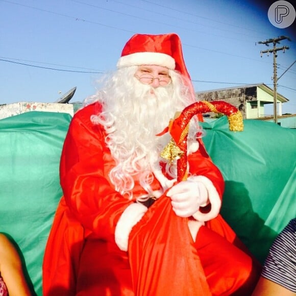 Na tarde desta quarta-feira (25), vestido de Papai Noel, o pai de Grazi, Gilmar, entregou presentes para as crianças da região. 'Como pode ser tão lindo!!! Meu pai, Noel rs', escreveu Grazi em seu Instagram