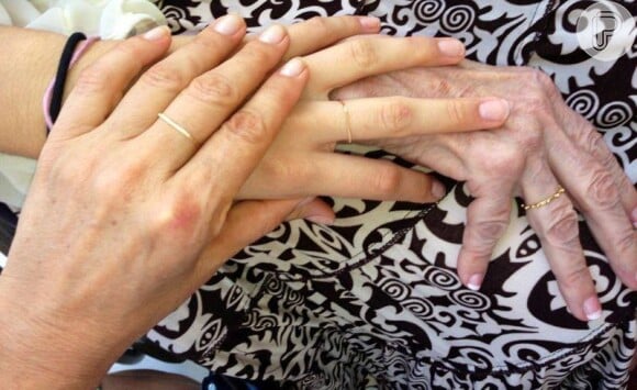Xuxa publicou em seu Facebook uma foto com sua mão, a de Sasha e a de sua mãe, dona Alda
