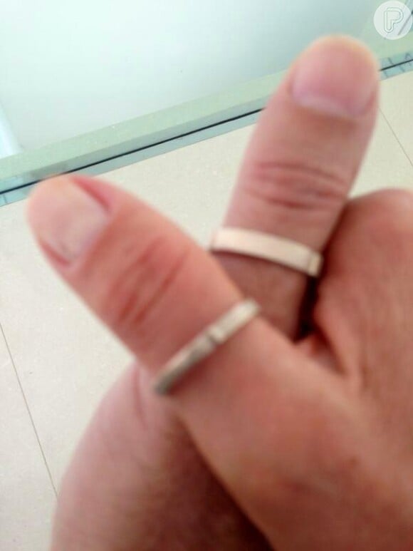 Xuxa ganhou de seu amor um anel, que é usado como uma espécie de aliança de compromisso. Mas ela garante: 'Não é noivado!'