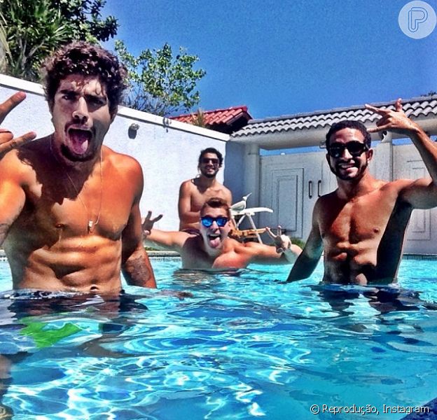 Caio Castro Abre Sua Casa Para Reuniao De Amigos Churrasquinho Bom Purepeople