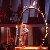 Britney Spears dança em um arco de fogo em 'Circus'