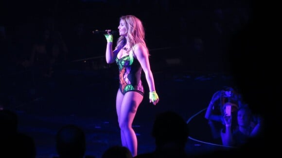 Britney Spears estreia turnê em cassino com Katy Perry e Miley Cyrus na plateia