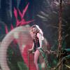 Britney Spears ousou no figurino e na performance de 'Toxic'. A cantora pula de uma árvore durante a coregrafia