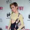 Miley Cyrus escolheu um vestido curto e uma blusa de manga para se divertir na estreia de 'Britney Spears - Piece of Me', em Las Vegas