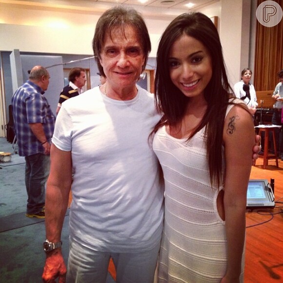 Anitta fez dueto com Roberto Carlos para o tradicional Especial de Final do Ano do cantor, exibido há 40 anos pela TV Globo