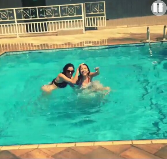 Com a agenda lotada de compromisso, Anitta tem pouco tempo para se divertir. Recentemente, ela postou um vídeo onde brinca na piscina de um hotel entre um show e outro. 'Pegando uma cor', postou