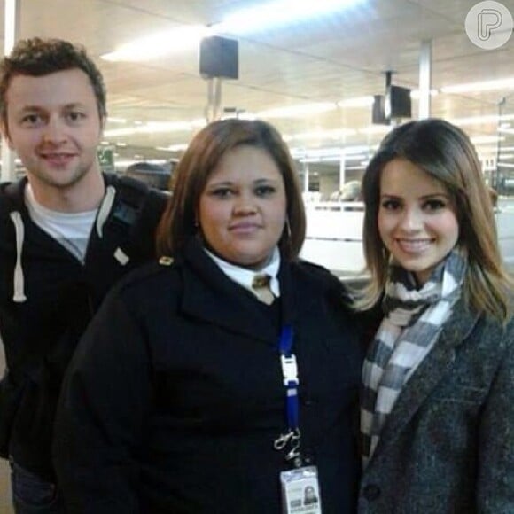 Sandy também fotografou ao lado do marido, Lucas Lima, a pedido de uma fã no aeroporto