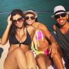 Anitta posa de biquíni em passeio de barco com amigos horas antes de cantar ao lado de Ivete Sangalo no Réveillon de Maceió, Alagoas