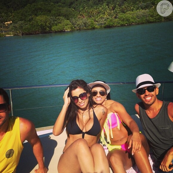 Anitta posa de biquíni em passeio de barco com amigos horas antes de cantar ao lado de Ivete Sangalo no Réveillon de Maceió, Alagoas
