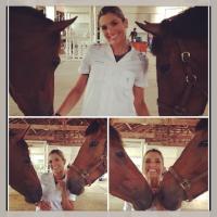 Flávia Alessandra mostra habilidade com os cavalos de Érica em 'Salve Jorge'