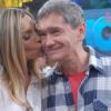 Flávia beija o apresentador Serginho Groisman