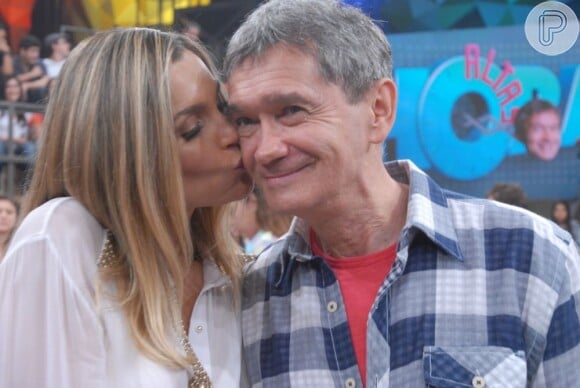 Flávia beija o apresentador Serginho Groisman