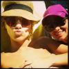 Carol mesma publicou uma foto de biquíni ao lado de sua amiga, Adriana Pimentel
