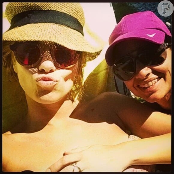 Carol mesma publicou uma foto de biquíni ao lado de sua amiga, Adriana Pimentel