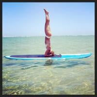 Carolina Dieckmann exibe corpão e equilíbrio em cima de prancha no mar da Bahia