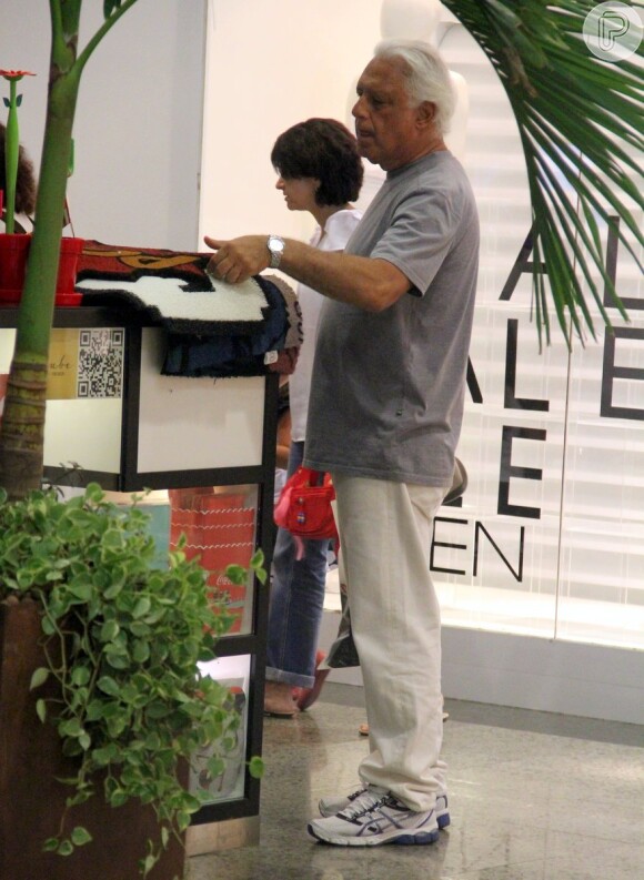 Antonio Fagundes foi às compras na tarde de folga das gravações de 'Amor à Vida'