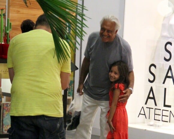 Antonio Fagundes faz compras no shopping Rio Design Barra na tarde desta quinta-feira, 2 de janeiro de 2014
