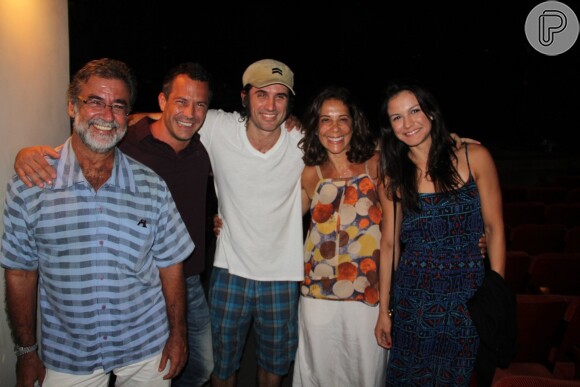Malvino Salvador posa com Eriberto Leão, Ângela Vieira, Miguel Paiva e a namorada Kyra Gracie após o espetáculo