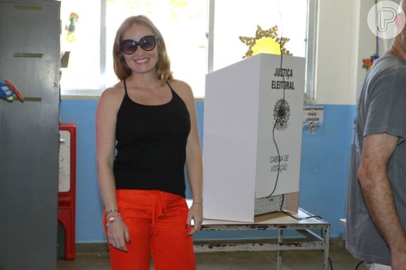 Em outubro de 2012, Angélica é flagrada votando