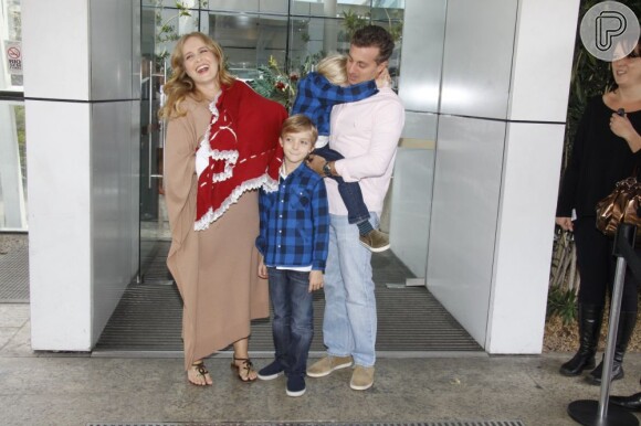 Em setembro de 2012, Angélica deixa maternidade do Rio com sua caçula, Eva, nos braços, ao lado do marido, Luciano Huck, e dos filhos do casal, Joaquim e Benício