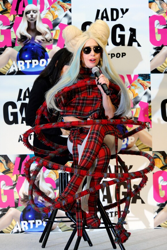 Lady Gaga finaliza a carta aberta se declarando aos fãs: 'Vocês são o meu mundo inteiro'