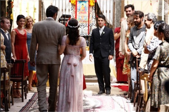 Como num segundo casamento, Franz (Bruno Gagliasso) espera Amélia (Bianca Bin) no altar, em 'Joia Rara'