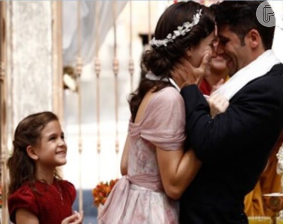 Apaixonados, Franz (Bruno Gagliasso) e Amélia (Bianca Bin) celebram seu amor ao lado da filha e dos amigos do cortiço, em cena de 'Joia Rara'