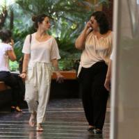 Cleo Pires aposta em blusa transparente para passear em shopping carioca