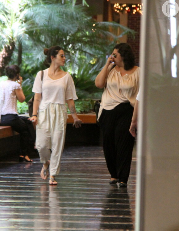 Cleo Pires apostou em blusa transparente e calça saruel para passear no shopping Fashion Mall, em São Conrado, Zona Sul do Rio de Janeiro, nesta segunda-feira, 6 de janeiro de 2014