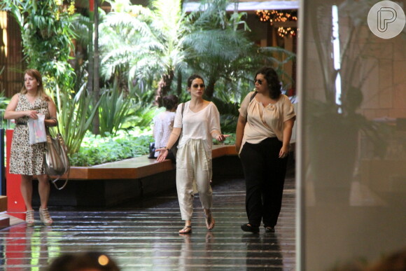 Cleo Pires passeou com uma amiga nesta segunda-feira, 6 de janeiro de 2014, com um look clarinho, com blusa transparente e calça saruel, no shopping Fashion Mall, em São Conrado, Zona Sul do Rio de Janeiro