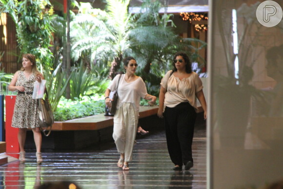 Cleo Pires apostou em um look casual para passear com uma amiga no shopping Fashion Mall, em São Conrado, Zona Sul do Rio de Janeiro, nesta segunda-feira, 6 de janeiro de 2014
