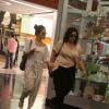 Cleo Pires, namorada de Rômulo Neto, investiu em look soltinho para passear no shopping Fashion Mall, em São Conrado, Zona Sul do Rio de Janeiro, nesta segunda-feira, 6 de janeiro de 2014