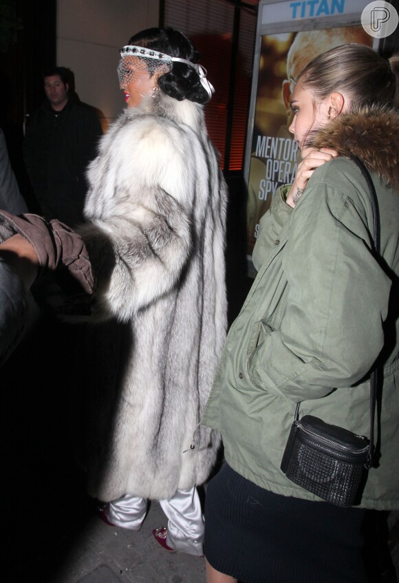 Rihanna passou a noite de réveillon em uma boate com amigos, entre eles a modelo Cara Delevigne