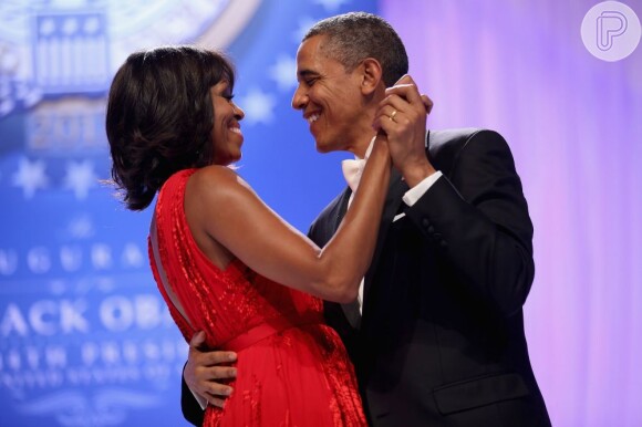 Michelle Obama e o marido, o presidente Barack Obama, dançam no baile da posse presidencial; aniversário da primeira-dama americana também será focada em dança