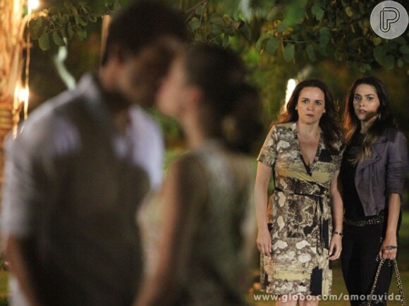Neide (Sandra Corveloni) e Leila (Fernanda Machado) denunciam Rafael (Rainer Cadete) à polícia após vê-lo beijar Linda (Bruna Linzmeyer), em 'Amor à vida'