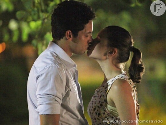 Linda (Bruna Linzmeyer) e Rafael (Rainer Cadete) se beijam, em cena de 'Amor à Vida'
