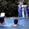 Linda (Bruna Linzmeyer) e Rafael (Rainer Cadete) tomam banho de piscina, em cena de 'Amor à Vida'
