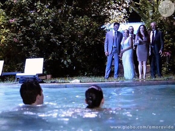Linda (Bruna Linzmeyer) e Rafael (Rainer Cadete) tomam banho de piscina, em cena de 'Amor à Vida'
