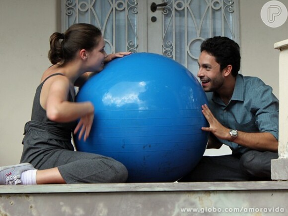 Rafael (Rainer Cadete) ajuda Linda (Bruna Linzmeyer) a se desenvolver, em 'Amor à vida'