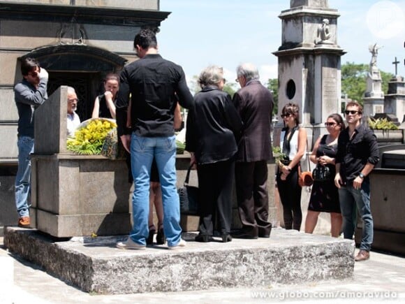 Linda (Bruna Linzmeyer) vai acompanhada da família ao enterro Leila (Fernanda Machado), em 'Amor à Vida'