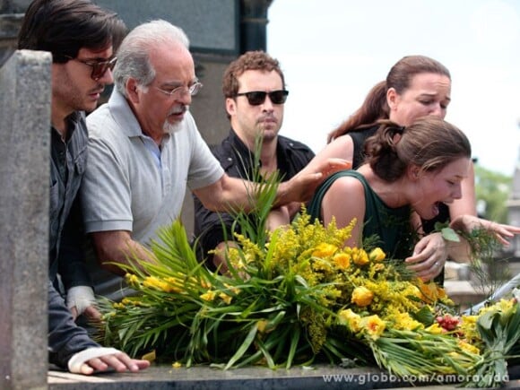Todos ficam comovidos ao ver o surto de Linda (Bruna Linzmeyer) no enterro Leila (Fernanda Machado), em 'Amor à Vida'