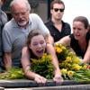 Linda (Bruna Linzmeyer) surta por saudades d eRafael (Rainer Cadete) e comove os presentes no enterro de Leila (Fernanda Machado), em 'Amor à Vida', em 15 de janeiro de 2014