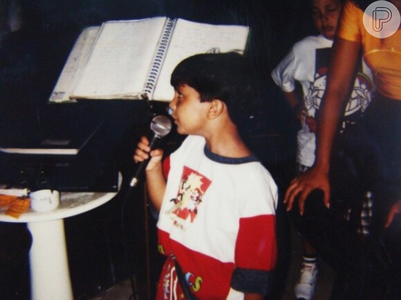 O cantor contou que com apenas 10 anos de idade já cantava até canções em inglês, mesmo sem ainda nem conhecer o idioma