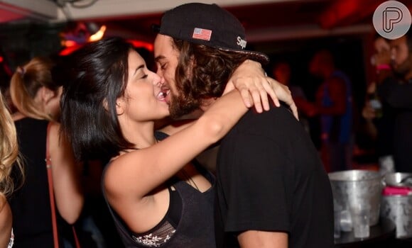 Pablo Morais e a namorada, Letícia Almeida, trocam beijos na festa Rocka Rocka, no Rio, nesta sexta-feira, 2 de dezembro de 2016