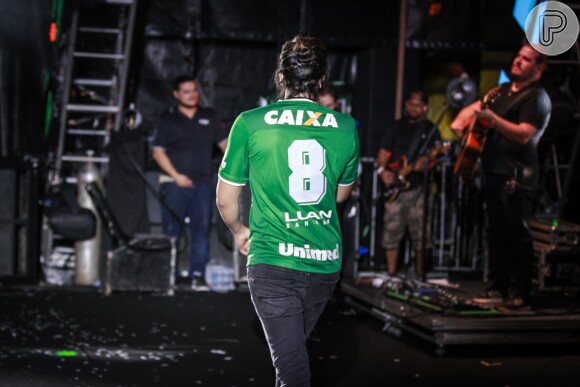 Luan Santana usou camisa da Chapecoense durante o festival Garota Vip no final de semana em São Paulo para homenagear os 19 atletas do time mortos em acidente aéreo na Colômbia